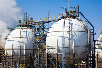 藍(lán)天下的化工廠 發(fā)展與環(huán)境的平衡